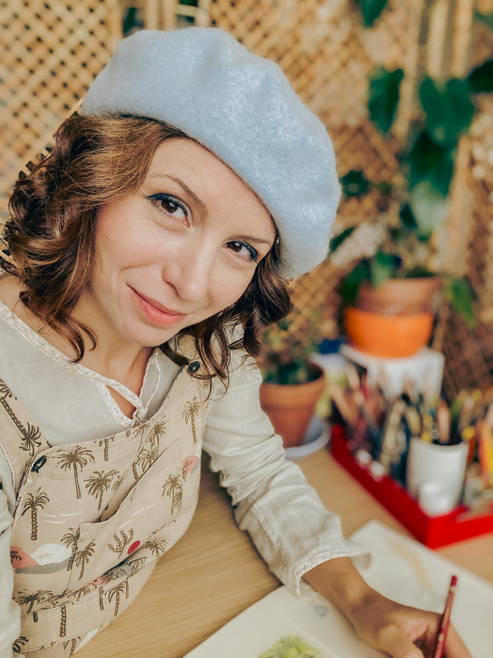 portrait Sarah Nowis avec béret bleu dans son atelier à Versailles